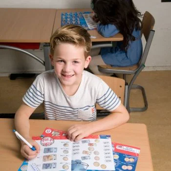 Geld bedragen schrijven|Rekenblad geld bedragen schrijven|Hoe schrijf je bedragen|Hoe betaal je gepast|Maak de som en trek de lijn|Tel de munten in de kluis|Wat is het juiste bedrag|Woordenspel voor groep 4||rekenbladen-groep-4