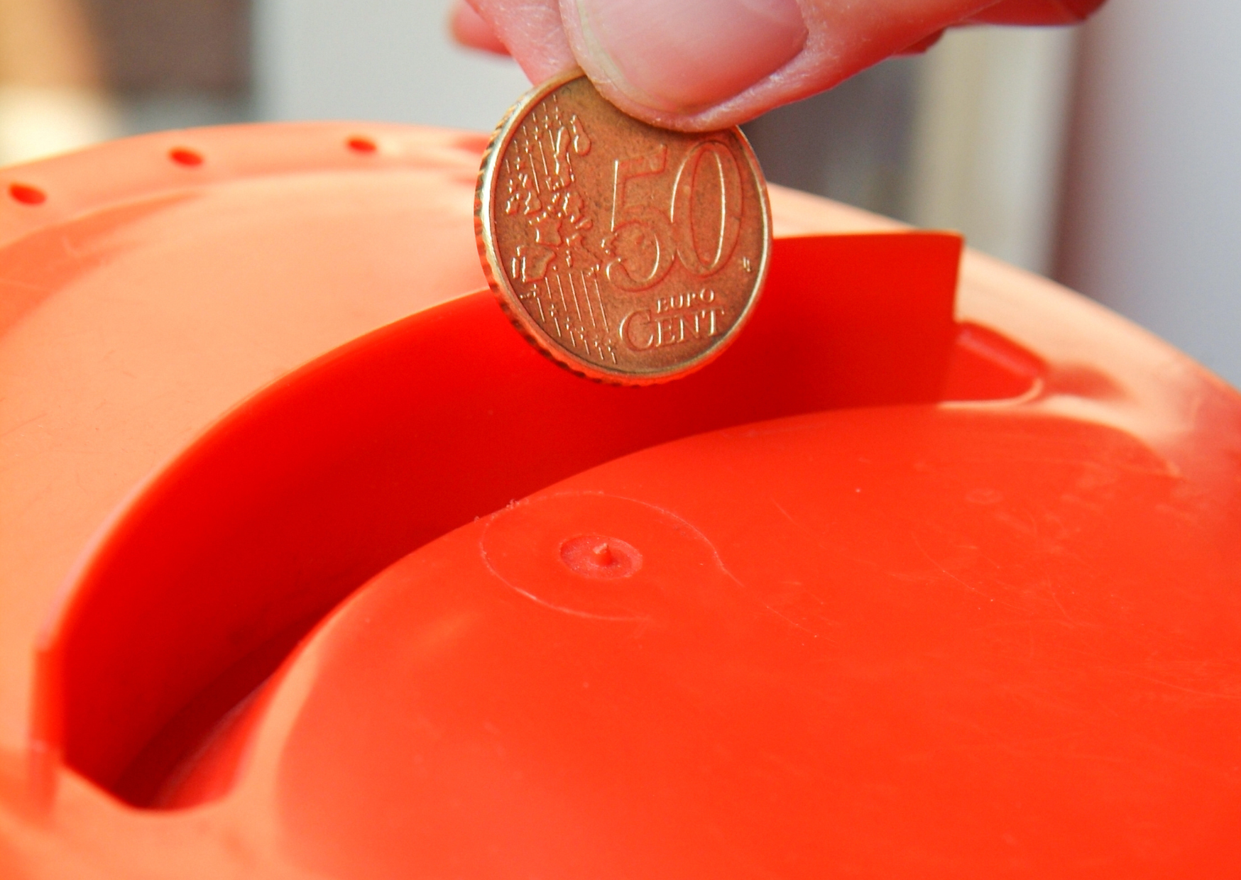 Waarom geven rijke mensen niet gewoon geld aan arme mensen?